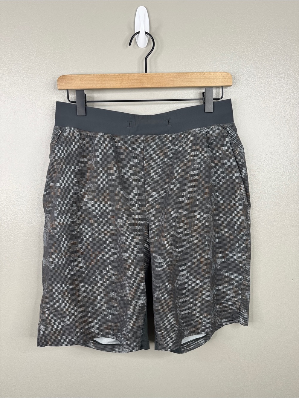 Lululemon T.H.E. Short Men's Medium Gray Unlined Gym Workout Linerless 9" Inseam